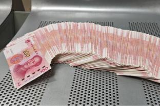 替补表现不错！诺克斯半场8中4得到10分2助攻1抢断